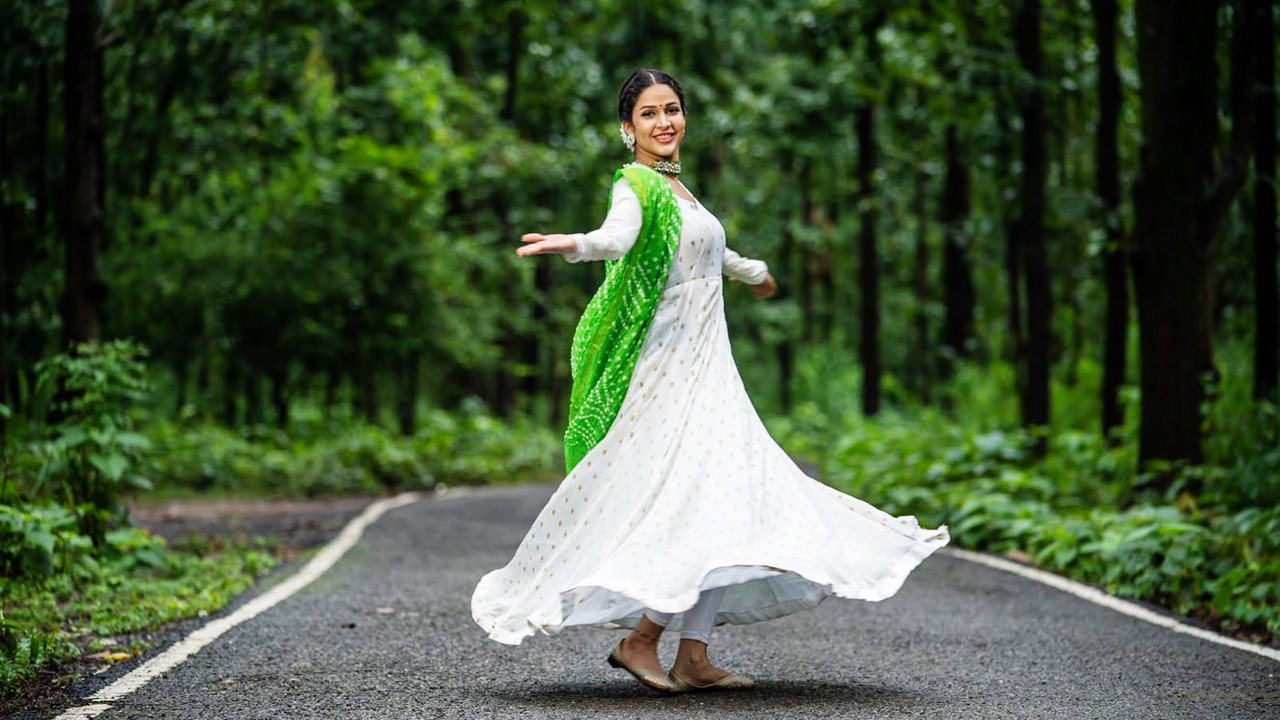 Actress Lavanya Tripathi Recreates The Legendary Kannanule Song From Bombay